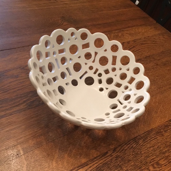 Stunning, asymmetric open lacework servebowl 10&1/2”x4&1/5” oven safe! Microwave - Picture 3 of 6